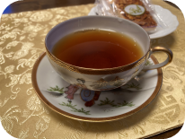 日本の紅茶を昔のティーカップに入れた画像